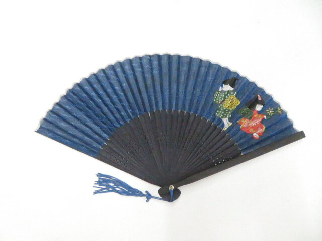 【サイズ・素材・お色】 サイズ：約21.0cm 地色：紺 (1枚目の画像が近いお色かと思われます) 素材：化繊・竹 【商品状態】 汚れ:なし。 ランク:S その他: 【ランク説明】 N:新品・未使用品 S:未使用品に近い A:目立った傷や汚れはなく大変良い状態 B:多少の汚れありますが、着用可能 C:傷や汚れが見える部分にありますが、着用は可能 D:状態が悪くリメイク品やジャンク品としてお使いください。 【お読みください】 ※中古品だという点を御理解の上、ご入札ください ※商品画像は、パソコンの機種・モニターなどにより現品と色の違いが出る場合があります。 ※詳細は商品画像にてご確認ください。 ※日本国内から発送いたしております。 ※発送後は追跡番号をお知らせいたします。 ※スタッフによる手作業での検品採寸済み。 撮影：藤好　検品：北川　画像：森脇　入力：松田 【検索キーワード】 中古 リサイクル着物 着物 kimono KIMONO 着付け教室 お茶会 初心者着物 正絹 木綿 絽 単衣 袷 カジュアル フォーマル 七五三 お宮参り 結婚式 お食事会 ショッピング お出かけ 破格 お値打ち 和服 帯 和装小物 20代 30代 40代 50代 60代 70代【仕立て上がり 和服 アウトレット リサイクル着物 通販 アイディーネット きもの】和装小物 和雑貨 扇子美品 26w04-5931