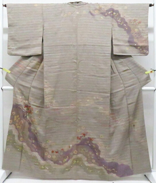 【サイズ・素材・お色】 身丈：約164.5cm 裄丈：約63.5cm 袖丈：約48.5cm 後幅：約30cm 前幅：約24cm 地色：灰|薄黄土 (1枚目の画像が近いお色かと思われます) 素材：正絹 【商品状態】 汚れ:左袖口と衿裏と胴裏にしみがございますが、リサイクル商品としては綺麗な状態のお品物です。 ランク:A その他: 【ランク説明】 N:新品・未使用品 S:未使用品に近い A:目立った傷や汚れはなく大変良い状態 B:多少の汚れありますが、着用可能 C:傷や汚れが見える部分にありますが、着用は可能 D:状態が悪くリメイク品やジャンク品としてお使いください。 【お読みください】 ※中古品だという点を御理解の上、ご入札ください ※商品画像は、パソコンの機種・モニターなどにより現品と色の違いが出る場合があります。 ※詳細は商品画像にてご確認ください。 ※日本国内から発送いたしております。 ※発送後は追跡番号をお知らせいたします。 ※スタッフによる手作業での検品採寸済み。 撮影：藤好　検品：藤好　画像：野阪　入力：松田 【検索キーワード】 中古 リサイクル着物 着物 kimono KIMONO 着付け教室 お茶会 初心者着物 正絹 木綿 絽 単衣 袷 カジュアル フォーマル 七五三 お宮参り 結婚式 お食事会 ショッピング お出かけ 破格 お値打ち 和服 帯 和装小物 20代 30代 40代 50代 60代 70代 着物の身丈サイズ別で探す 身長から身丈±5cmが着用可能目安です 着物の色で探す カテゴリで探す【仕立て上がり 和服 アウトレット リサイクル着物 通販 アイディーネット きもの】訪問着 作家物 落款入り 金駒刺繍 一つ紋正絹 着物 身丈約164.5cm 裄丈約63.5cm 26z05-2443