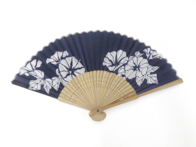 【サイズ・素材・お色】 サイズ：約21cm 地色：紺|こげ茶 (1枚目の画像が近いお色かと思われます) 素材：紙|竹 【商品状態】 汚れ:なし。 ランク:A その他: 【ランク説明】 N:新品・未使用品 S:未使用品に近い A:目立った傷や汚れはなく大変良い状態 B:多少の汚れありますが、着用可能 C:傷や汚れが見える部分にありますが、着用は可能 D:状態が悪くリメイク品やジャンク品としてお使いください。 【お読みください】 ※中古品だという点を御理解の上、ご入札ください ※商品画像は、パソコンの機種・モニターなどにより現品と色の違いが出る場合があります。 ※詳細は商品画像にてご確認ください。 ※日本国内から発送いたしております。 ※発送後は追跡番号をお知らせいたします。 ※スタッフによる手作業での検品採寸済み。 撮影：小山　検品：藤好　画像：森脇　入力：森脇 【検索キーワード】 中古 リサイクル着物 着物 kimono KIMONO 着付け教室 お茶会 初心者着物 正絹 木綿 絽 単衣 袷 カジュアル フォーマル 七五三 お宮参り 結婚式 お食事会 ショッピング お出かけ 破格 お値打ち 和服 帯 和装小物 20代 30代 40代 50代 60代 70代【仕立て上がり 和服 アウトレット リサイクル着物 通販 アイディーネット きもの】和装小物 和雑貨 扇子 箱入 26w05-6461