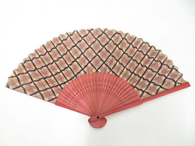 【サイズ・素材・お色】 サイズ：約20cm 地色：薄橙|ピンク (1枚目の画像が近いお色かと思われます) 素材：竹、化繊 【商品状態】 汚れ:なし。 ランク:N その他: 【ランク説明】 N:新品・未使用品 S:未使用品に近い A:目立った傷や汚れはなく大変良い状態 B:多少の汚れありますが、着用可能 C:傷や汚れが見える部分にありますが、着用は可能 D:状態が悪くリメイク品やジャンク品としてお使いください。 【お読みください】 ※中古品だという点を御理解の上、ご入札ください ※商品画像は、パソコンの機種・モニターなどにより現品と色の違いが出る場合があります。 ※詳細は商品画像にてご確認ください。 ※日本国内から発送いたしております。 ※発送後は追跡番号をお知らせいたします。 ※スタッフによる手作業での検品採寸済み。 撮影：藤好　検品：北川　画像：高坪　入力：野阪 【検索キーワード】 中古 リサイクル着物 着物 kimono KIMONO 着付け教室 お茶会 初心者着物 正絹 木綿 絽 単衣 袷 カジュアル フォーマル 七五三 お宮参り 結婚式 お食事会 ショッピング お出かけ 破格 お値打ち 和服 帯 和装小物 20代 30代 40代 50代 60代 70代【仕立て上がり 和服 アウトレット リサイクル着物 通販 アイディーネット きもの】和装小物 和雑貨 未使用 扇子美品 26w05-6478
