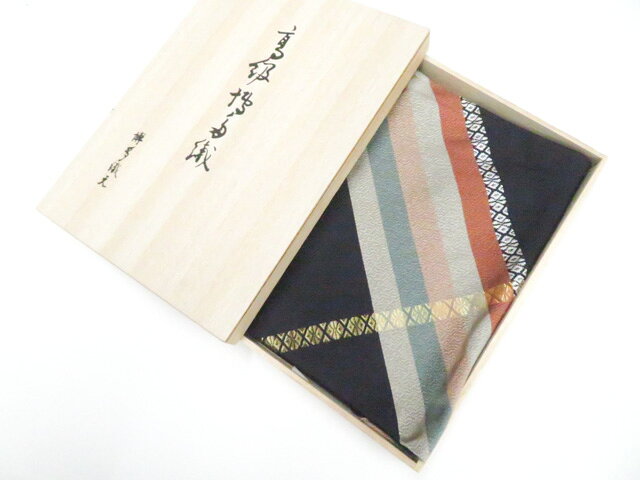 【サイズ・素材・お色】 サイズ：約76cm×約73cm 地色：紺 (1枚目の画像が近いお色かと思われます) 素材：正絹 【商品状態】 汚れ:少々保管臭がございますが、リサイクル品としては綺麗な状態です。 ランク:A その他: 【ランク説明】 N:新品・未使用品 S:未使用品に近い A:目立った傷や汚れはなく大変良い状態 B:多少の汚れありますが、着用可能 C:傷や汚れが見える部分にありますが、着用は可能 D:状態が悪くリメイク品やジャンク品としてお使いください。 【お読みください】 ※中古品だという点を御理解の上、ご入札ください ※商品画像は、パソコンの機種・モニターなどにより現品と色の違いが出る場合があります。 ※詳細は商品画像にてご確認ください。 ※日本国内から発送いたしております。 ※発送後は追跡番号をお知らせいたします。 ※スタッフによる手作業での検品採寸済み。 撮影：藤好　検品：小山　画像：森脇　入力：森脇 【検索キーワード】 中古 リサイクル着物 着物 kimono KIMONO 着付け教室 お茶会 初心者着物 正絹 木綿 絽 単衣 袷 カジュアル フォーマル 七五三 お宮参り 結婚式 お食事会 ショッピング お出かけ 破格 お値打ち 和服 帯 和装小物 20代 30代 40代 50代 60代 70代【仕立て上がり 和服 アウトレット リサイクル着物 通販 アイディーネット きもの】和装小物 和雑貨 風呂敷 木箱入 26w05-6596
