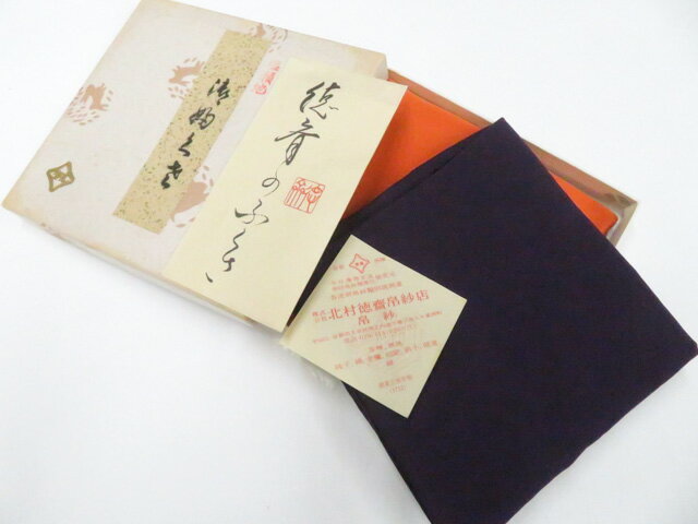 【サイズ・素材・お色】 茶 サイズ：約27.5cm×約27.5cm 紫 サイズ：約26cm×約27.5cm 地色：茶|紫 (1枚目の画像が近いお色かと思われます) 素材：正絹 【商品状態】 汚れ:紫に汚れ、使用感がございますが、使用可能です。 ランク:B その他: 【ランク説明】 N:新品・未使用品 S:未使用品に近い A:目立った傷や汚れはなく大変良い状態 B:多少の汚れありますが、着用可能 C:傷や汚れが見える部分にありますが、着用は可能 D:状態が悪くリメイク品やジャンク品としてお使いください。 【お読みください】 ※中古品だという点を御理解の上、ご入札ください ※商品画像は、パソコンの機種・モニターなどにより現品と色の違いが出る場合があります。 ※詳細は商品画像にてご確認ください。 ※日本国内から発送いたしております。 ※発送後は追跡番号をお知らせいたします。 ※スタッフによる手作業での検品採寸済み。 撮影：藤好　検品：小山　画像：森脇　入力：森脇 【検索キーワード】 中古 リサイクル着物 着物 kimono KIMONO 着付け教室 お茶会 初心者着物 正絹 木綿 絽 単衣 袷 カジュアル フォーマル 七五三 お宮参り 結婚式 お食事会 ショッピング お出かけ 破格 お値打ち 和服 帯 和装小物 20代 30代 40代 50代 60代 70代【仕立て上がり 和服 アウトレット リサイクル着物 通販 アイディーネット きもの】和装小物 和雑貨 ふくさ 塩瀬地 2枚セット 箱入り 徳斉 26w05-6625