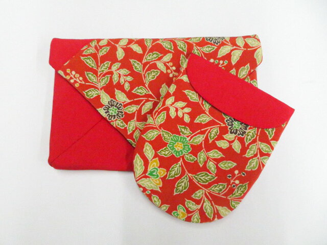 【サイズ・素材・お色】 横　：約23cm 縦　：約15cm マチ：約2cm 足袋入れ 約12cm×約16cm 地色：赤|橙 (1枚目の画像が近いお色かと思われます) 素材：- 【商品状態】 汚れ:がございますが、リサイクル品としては綺麗な状態です。 ランク:S その他: 【ランク説明】 N:新品・未使用品 S:未使用品に近い A:目立った傷や汚れはなく大変良い状態 B:多少の汚れありますが、着用可能 C:傷や汚れが見える部分にありますが、着用は可能 D:状態が悪くリメイク品やジャンク品としてお使いください。 【お読みください】 ※中古品だという点を御理解の上、ご入札ください ※商品画像は、パソコンの機種・モニターなどにより現品と色の違いが出る場合があります。 ※詳細は商品画像にてご確認ください。 ※日本国内から発送いたしております。 ※発送後は追跡番号をお知らせいたします。 ※スタッフによる手作業での検品採寸済み。 撮影：小山　検品：北川　画像：松田　入力：松田 【検索キーワード】 中古 リサイクル着物 着物 kimono KIMONO 着付け教室 お茶会 初心者着物 正絹 木綿 絽 単衣 袷 カジュアル フォーマル 七五三 お宮参り 結婚式 お食事会 ショッピング お出かけ 破格 お値打ち 和服 帯 和装小物 20代 30代 40代 50代 60代 70代【仕立て上がり 和服 アウトレット リサイクル着物 通販 アイディーネット きもの】和装小物 数寄屋袋 足袋入れ セット 美品 26w06-7445