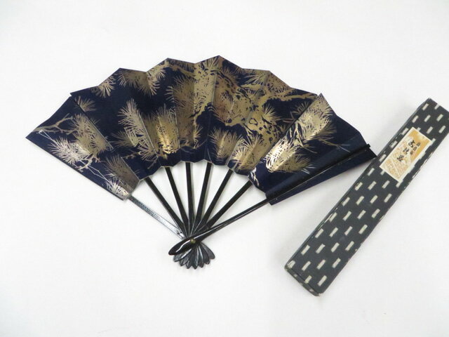 【サイズ・素材・お色】 サイズ：約29cm 地色：紺|黒 (1枚目の画像が近いお色かと思われます) 素材：紙|竹 【商品状態】 汚れ:薄汚れやスレ、記名がございますが、使用可能です。 ランク:B その他: 【ランク説明】 N:新品・未使用品 S:未使用品に近い A:目立った傷や汚れはなく大変良い状態 B:多少の汚れありますが、着用可能 C:傷や汚れが見える部分にありますが、着用は可能 D:状態が悪くリメイク品やジャンク品としてお使いください。 【お読みください】 ※中古品だという点を御理解の上、ご入札ください ※商品画像は、パソコンの機種・モニターなどにより現品と色の違いが出る場合があります。 ※詳細は商品画像にてご確認ください。 ※日本国内から発送いたしております。 ※発送後は追跡番号をお知らせいたします。 ※スタッフによる手作業での検品採寸済み。 撮影：藤好 検品：小山 画像：森脇 入力：森脇 【検索キーワード】 中古 リサイクル着物 着物 kimono KIMONO 着付け教室 お茶会 初心者着物 正絹 木綿 絽 単衣 袷 カジュアル フォーマル 七五三 お宮参り 結婚式 お食事会 ショッピング お出かけ 破格 お値打ち 和服 帯 和装小物 20代 30代 40代 50代 60代 70代【仕立て上がり 和服 アウトレット リサイクル着物 通販 アイディーネット きもの】和装小物 和雑貨 舞扇子 金彩 銀彩 箱入り 26w06-7576
