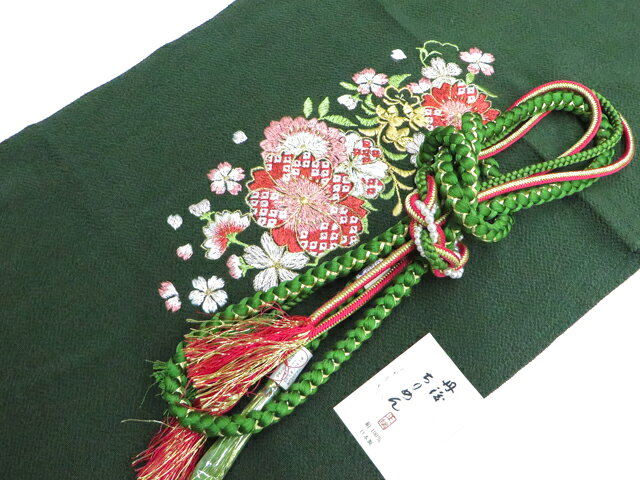 【サイズ・素材・お色】 帯締め 長さ：M サイズ ◆帯締め Mサイズ・・約145cm以上◆ ◆帯締め Lサイズ・・約180cm以上◆ ◆帯揚げ ・・生地幅 約28cm以上◆ 地色：深緑|抹茶 (1枚目の画像が近いお色かと思われます) 素材：正絹 【商品状態】 汚れ:なし ランク:N その他: 【ランク説明】 N:新品・未使用品 S:未使用品に近い A:目立った傷や汚れはなく大変良い状態 B:多少の汚れありますが、着用可能 C:傷や汚れが見える部分にありますが、着用は可能 D:状態が悪くリメイク品やジャンク品としてお使いください。 【お読みください】 ※中古品だという点を御理解の上、ご入札ください ※商品画像は、パソコンの機種・モニターなどにより現品と色の違いが出る場合があります。 ※詳細は商品画像にてご確認ください。 ※日本国内から発送いたしております。 ※発送後は追跡番号をお知らせいたします。 ※スタッフによる手作業での検品採寸済み。 撮影：小山　検品：小山　画像：野阪　入力：野阪 【検索キーワード】 中古 リサイクル着物 着物 kimono KIMONO 着付け教室 お茶会 初心者着物 正絹 木綿 絽 単衣 袷 カジュアル フォーマル 七五三 お宮参り 結婚式 お食事会 ショッピング お出かけ 破格 お値打ち 和服 帯 和装小物 20代 30代 40代 50代 60代 70代【仕立て上がり 和服 アウトレット リサイクル着物 通販 アイディーネット きもの】和装小物 帯揚げ帯締めセット 帯揚 帯締 未使用 振袖用 丹後ちりめん 刺繍入 丸組 金糸 飾り付 逸品 美品 r8w06-535