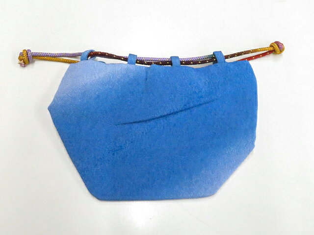 【サイズ・素材・お色】 横　：約23cm 縦　：約14.5cm マチ：約11.5cm 地色：青 (1枚目の画像が近いお色かと思われます) 素材：正絹 【商品状態】 汚れ:中に薄汚れがございますが、リサイクル商品としては綺麗な状態のお品物です。 ランク:A その他:- 【ランク説明】 N:新品・未使用品 S:未使用品に近い A:目立った傷や汚れはなく大変良い状態 B:多少の汚れありますが、着用可能 C:傷や汚れが見える部分にありますが、着用は可能 D:状態が悪くリメイク品やジャンク品としてお使いください。 【お読みください】 ※中古品だという点を御理解の上、ご入札ください ※商品画像は、パソコンの機種・モニターなどにより現品と色の違いが出る場合があります。 ※詳細は商品画像にてご確認ください。 ※日本国内から発送いたしております。 ※発送後は追跡番号をお知らせいたします。 ※スタッフによる手作業での検品採寸済み。 撮影：小山　検品：小山　画像：野阪　入力：野阪 【検索キーワード】 中古 リサイクル着物 着物 kimono KIMONO 着付け教室 お茶会 初心者着物 正絹 木綿 絽 単衣 袷 カジュアル フォーマル 七五三 お宮参り 結婚式 お食事会 ショッピング お出かけ 破格 お値打ち 和服 帯 和装小物 20代 30代 40代 50代 60代 70代【仕立て上がり 和服 アウトレット リサイクル着物 通販 アイディーネット きもの】和装小物 巾着バッグ ちりめん 26w06-7993