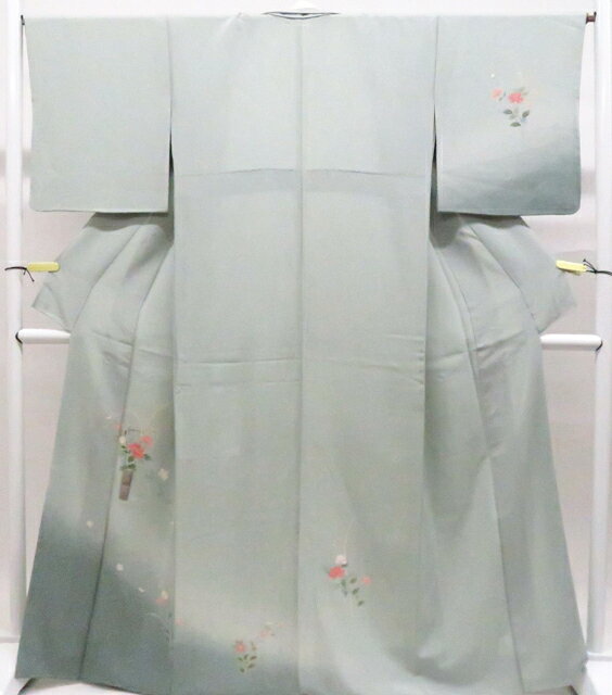【サイズ・素材・お色】 身丈：約167cm 裄丈：約66cm 袖丈：約48.5cm 後幅：約30cm 前幅：約24.5cm 地色：薄灰緑 (1枚目の画像が近いお色かと思われます) 素材：正絹 【商品状態】 汚れ:衿折山薄汚れ、胴裏薄シミがございますが、着用可能です。 ランク:B その他: 【ランク説明】 N:新品・未使用品 S:未使用品に近い A:目立った傷や汚れはなく大変良い状態 B:多少の汚れありますが、着用可能 C:傷や汚れが見える部分にありますが、着用は可能 D:状態が悪くリメイク品やジャンク品としてお使いください。 【お読みください】 ※中古品だという点を御理解の上、ご入札ください ※商品画像は、パソコンの機種・モニターなどにより現品と色の違いが出る場合があります。 ※詳細は商品画像にてご確認ください。 ※日本国内から発送いたしております。 ※発送後は追跡番号をお知らせいたします。 ※スタッフによる手作業での検品採寸済み。 撮影：-　検品：北川　画像：　入力：北川 【検索キーワード】 中古 リサイクル着物 着物 kimono KIMONO 着付け教室 お茶会 初心者着物 正絹 木綿 絽 単衣 袷 カジュアル フォーマル 七五三 お宮参り 結婚式 お食事会 ショッピング お出かけ 破格 お値打ち 和服 帯 和装小物 20代 30代 40代 50代 60代 70代【仕立て上がり 和服 アウトレット リサイクル着物 通販 アイディーネット きもの】付下げ 花 着物 正絹 身丈約167cm 裄丈約66cm 26z06-3273