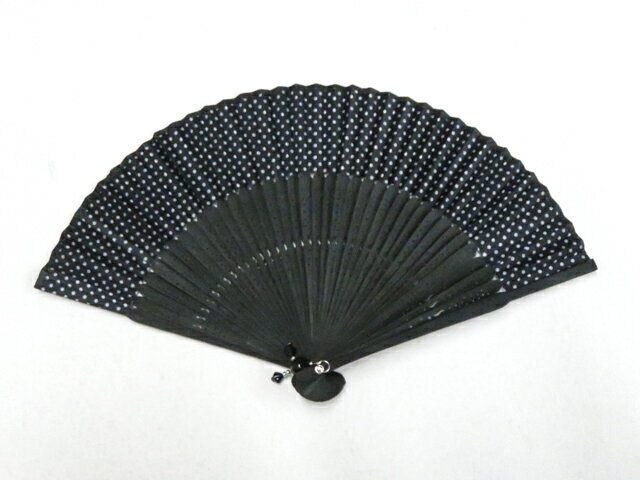 【サイズ・素材・お色】 サイズ：約19cm 地色：黒 (1枚目の画像が近いお色かと思われます) 素材：竹、化繊 【商品状態】 汚れ:なし。 ランク:S その他: 【ランク説明】 N:新品・未使用品 S:未使用品に近い A:目立った傷や汚れはなく大変良い状態 B:多少の汚れありますが、着用可能 C:傷や汚れが見える部分にありますが、着用は可能 D:状態が悪くリメイク品やジャンク品としてお使いください。 【お読みください】 ※中古品だという点を御理解の上、ご入札ください ※商品画像は、パソコンの機種・モニターなどにより現品と色の違いが出る場合があります。 ※詳細は商品画像にてご確認ください。 ※日本国内から発送いたしております。 ※発送後は追跡番号をお知らせいたします。 ※スタッフによる手作業での検品採寸済み。 撮影：北川　検品：北川　画像：野阪　入力：野阪 【検索キーワード】 中古 リサイクル着物 着物 kimono KIMONO 着付け教室 お茶会 初心者着物 正絹 木綿 絽 単衣 袷 カジュアル フォーマル 七五三 お宮参り 結婚式 お食事会 ショッピング お出かけ 破格 お値打ち 和服 帯 和装小物 20代 30代 40代 50代 60代 70代【仕立て上がり 和服 アウトレット リサイクル着物 通販 アイディーネット きもの】和装小物 和雑貨 扇子 美品 26w06-8053
