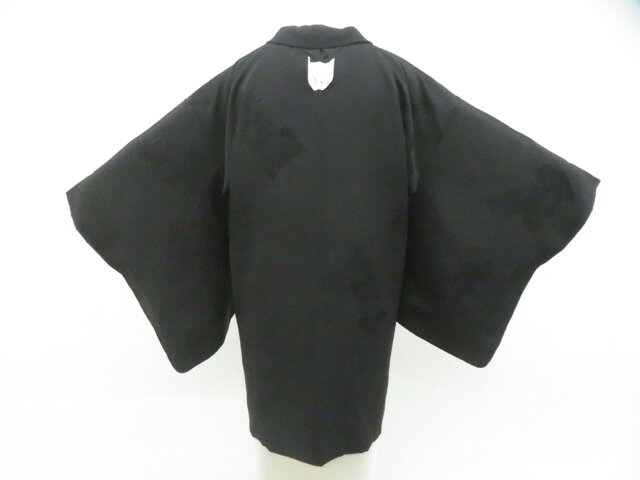 【サイズ・素材・お色】 身丈：約78cm 裄丈：約62.5cm 袖丈：約47cm 後幅：約cm 前幅：約cm 地色：黒 (1枚目の画像が近いお色かと思われます) 素材：正絹 【商品状態】 汚れ:なし。 ランク:N その他: 【ランク説明】 N:新品・未使用品 S:未使用品に近い A:目立った傷や汚れはなく大変良い状態 B:多少の汚れありますが、着用可能 C:傷や汚れが見える部分にありますが、着用は可能 D:状態が悪くリメイク品やジャンク品としてお使いください。 【お読みください】 ※中古品だという点を御理解の上、ご入札ください ※商品画像は、パソコンの機種・モニターなどにより現品と色の違いが出る場合があります。 ※詳細は商品画像にてご確認ください。 ※日本国内から発送いたしております。 ※発送後は追跡番号をお知らせいたします。 ※スタッフによる手作業での検品採寸済み。 撮影：小山　検品：小山　画像：森脇　入力：小山 【検索キーワード】 中古 リサイクル着物 着物 kimono KIMONO 着付け教室 お茶会 初心者着物 正絹 木綿 絽 単衣 袷 カジュアル フォーマル 七五三 お宮参り 結婚式 お食事会 ショッピング お出かけ 破格 お値打ち 和服 帯 和装小物 20代 30代 40代 50代 60代 70代【仕立て上がり 和服 アウトレット リサイクル着物 通販 アイディーネット きもの】黒羽織 地紋入り 一つ紋 仕付け付 羽織紐なし 未使用品 黒 着物 正絹 美品 身丈約78cm 裄丈約62.5cm 26z06-3302