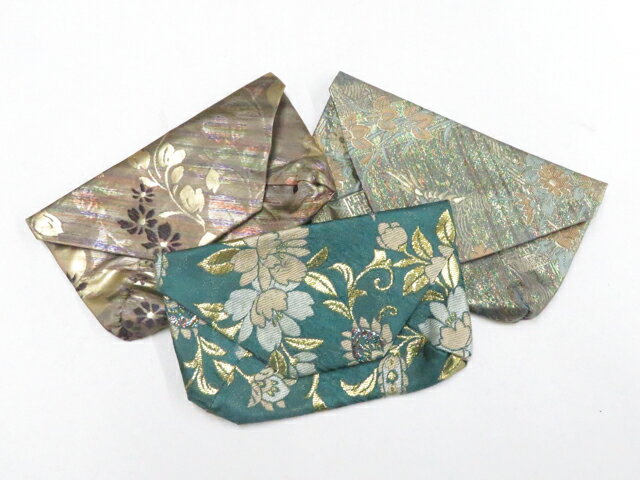 【サイズ・素材・お色】 横　：約17cm 縦　：約10cm マチ：約2cm 地色：ー (1枚目の画像が近いお色かと思われます) 素材：正絹 【商品状態】 汚れ:なし。 ランク:A その他: 【ランク説明】 N:新品・未使用品 S:未使用品に近い A:目立った傷や汚れはなく大変良い状態 B:多少の汚れありますが、着用可能 C:傷や汚れが見える部分にありますが、着用は可能 D:状態が悪くリメイク品やジャンク品としてお使いください。 【お読みください】 ※中古品だという点を御理解の上、ご入札ください ※商品画像は、パソコンの機種・モニターなどにより現品と色の違いが出る場合があります。 ※詳細は商品画像にてご確認ください。 ※日本国内から発送いたしております。 ※発送後は追跡番号をお知らせいたします。 ※スタッフによる手作業での検品採寸済み。 撮影：北川　検品：小山　画像：野阪　入力：野阪 【検索キーワード】 中古 リサイクル着物 着物 kimono KIMONO 着付け教室 お茶会 初心者着物 正絹 木綿 絽 単衣 袷 カジュアル フォーマル 七五三 お宮参り 結婚式 お食事会 ショッピング お出かけ 破格 お値打ち 和服 帯 和装小物 20代 30代 40代 50代 60代 70代【仕立て上がり 和服 アウトレット リサイクル着物 通販 アイディーネット きもの】和装小物 和雑貨 数寄屋袋 ミニサイズ 3つセット 美品 26w06-8078