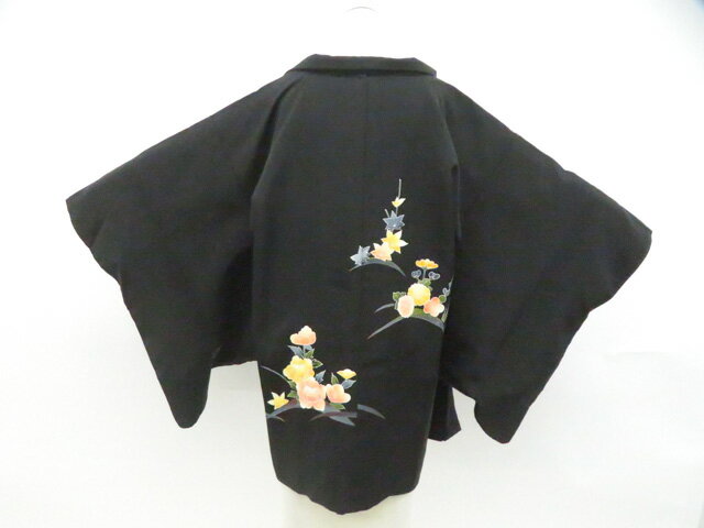 【サイズ・素材・お色】 身丈：約77cm 裄丈：約62.5cm 袖丈：約52.5cm 後幅：約cm 前幅：約cm 地色：黒 (1枚目の画像が近いお色かと思われます) 素材：正絹 【商品状態】 汚れ:羽裏にシミ、小傷、衿、後ろ身頃、袖など所々薄汚れがございますが、着用可能です。 ランク:B その他: 【ランク説明】 N:新品・未使用品 S:未使用品に近い A:目立った傷や汚れはなく大変良い状態 B:多少の汚れありますが、着用可能 C:傷や汚れが見える部分にありますが、着用は可能 D:状態が悪くリメイク品やジャンク品としてお使いください。 【お読みください】 ※中古品だという点を御理解の上、ご入札ください ※商品画像は、パソコンの機種・モニターなどにより現品と色の違いが出る場合があります。 ※詳細は商品画像にてご確認ください。 ※日本国内から発送いたしております。 ※発送後は追跡番号をお知らせいたします。 ※スタッフによる手作業での検品採寸済み。 撮影：藤好　検品：小山　画像：森脇　入力：藤好 【検索キーワード】 中古 リサイクル着物 着物 kimono KIMONO 着付け教室 お茶会 初心者着物 正絹 木綿 絽 単衣 袷 カジュアル フォーマル 七五三 お宮参り 結婚式 お食事会 ショッピング お出かけ 破格 お値打ち 和服 帯 和装小物 20代 30代 40代 50代 60代 70代【仕立て上がり 和服 アウトレット リサイクル着物 通販 アイディーネット きもの】黒羽織 羽織紐付き 着物 正絹 身丈約77cm 裄丈約62.5cm 26z06-3401