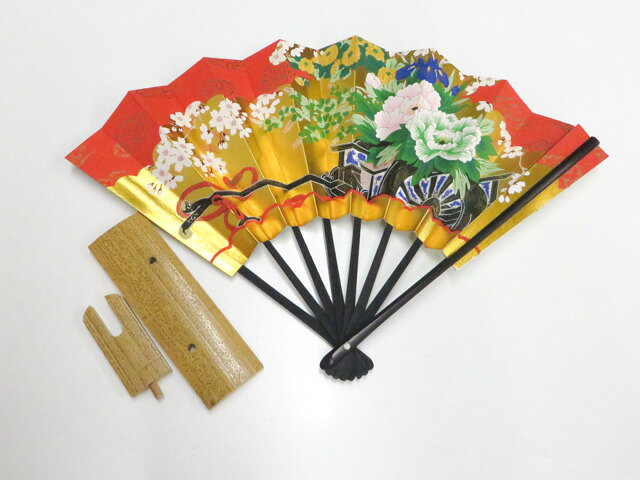 【サイズ・素材・お色】 サイズ：約22.5cm 地色：黒|金|赤 (1枚目の画像が近いお色かと思われます) 素材：紙 【商品状態】 汚れ:なし。 ランク:N その他: 【ランク説明】 N:新品・未使用品 S:未使用品に近い A:目立った傷や汚れはなく大変良い状態 B:多少の汚れありますが、着用可能 C:傷や汚れが見える部分にありますが、着用は可能 D:状態が悪くリメイク品やジャンク品としてお使いください。 【お読みください】 ※中古品だという点を御理解の上、ご入札ください ※商品画像は、パソコンの機種・モニターなどにより現品と色の違いが出る場合があります。 ※詳細は商品画像にてご確認ください。 ※日本国内から発送いたしております。 ※発送後は追跡番号をお知らせいたします。 ※スタッフによる手作業での検品採寸済み。 撮影:小山　検品:小山　画像:野阪　入力：松田 【検索キーワード】 中古 リサイクル着物 着物 kimono KIMONO 着付け教室 お茶会 初心者着物 正絹 木綿 絽 単衣 袷 カジュアル フォーマル 七五三 お宮参り 結婚式 お食事会 ショッピング お出かけ 破格 お値打ち 和服 帯 和装小物 20代 30代 40代 50代 60代 70代【仕立て上がり 和服 アウトレット リサイクル着物 通販 アイディーネット きもの】和装小物 和雑貨 飾扇子 花車 箱入り 未使用品 美品 26w06-8341