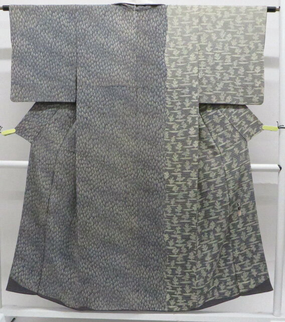 【サイズ・素材・お色】 身丈：約151cm (肩から) 裄丈：約62cm 袖丈：約48cm 後幅：約29.5cm 前幅：約23cm 地色：紫 (1枚目の画像が近いお色かと思われます) 素材：正絹 【商品状態】 汚れ:上前シミがございますが、着用可能です。 ランク:B その他: 【ランク説明】 N:新品・未使用品 S:未使用品に近い A:目立った傷や汚れはなく大変良い状態 B:多少の汚れありますが、着用可能 C:傷や汚れが見える部分にありますが、着用は可能 D:状態が悪くリメイク品やジャンク品としてお使いください。 【お読みください】 ※中古品だという点を御理解の上、ご入札ください ※商品画像は、パソコンの機種・モニターなどにより現品と色の違いが出る場合があります。 ※詳細は商品画像にてご確認ください。 ※日本国内から発送いたしております。 ※発送後は追跡番号をお知らせいたします。 ※スタッフによる手作業での検品採寸済み。 撮影：小山　検品：小山　画像：松田　入力：小山 【検索キーワード】 中古 リサイクル着物 着物 kimono KIMONO 着付け教室 お茶会 初心者着物 正絹 木綿 絽 単衣 袷 カジュアル フォーマル 七五三 お宮参り 結婚式 お食事会 ショッピング お出かけ 破格 お値打ち 和服 帯 和装小物 20代 30代 40代 50代 60代 70代【仕立て上がり 和服 アウトレット リサイクル着物 通販 アイディーネット きもの】訪問着 作家物 落款入り 着物 正絹 身丈約151cm 裄丈約62cm 26z06-3475