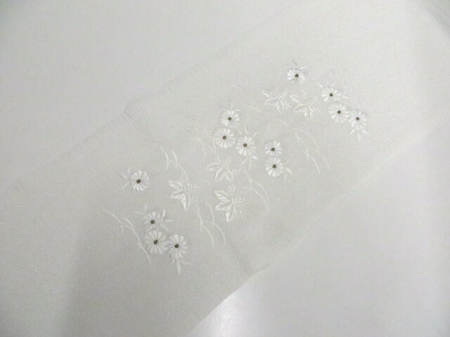 【サイズ・素材・お色】 サイズ：ー 地色：白 (1枚目の画像が近いお色かと思われます) 素材：化繊 【商品状態】 汚れ:なし。 ランク:N その他: 【ランク説明】 N:新品・未使用品 S:未使用品に近い A:目立った傷や汚れはなく大変良い状態 B:多少の汚れありますが、着用可能 C:傷や汚れが見える部分にありますが、着用は可能 D:状態が悪くリメイク品やジャンク品としてお使いください。 【お読みください】 ※中古品だという点を御理解の上、ご入札ください ※商品画像は、パソコンの機種・モニターなどにより現品と色の違いが出る場合があります。 ※詳細は商品画像にてご確認ください。 ※日本国内から発送いたしております。 ※発送後は追跡番号をお知らせいたします。 ※スタッフによる手作業での検品採寸済み。 撮影：小山　検品：北川　画像：高坪　入力：野阪 【検索キーワード】 中古 リサイクル着物 着物 kimono KIMONO 着付け教室 お茶会 初心者着物 正絹 木綿 絽 単衣 袷 カジュアル フォーマル 七五三 お宮参り 結婚式 お食事会 ショッピング お出かけ 破格 お値打ち 和服 帯 和装小物 20代 30代 40代 50代 60代 70代【仕立て上がり 和服 アウトレット リサイクル着物 通販 アイディーネット きもの】和装小物 未使用 刺繍衿 半衿 美品 26w06-8448