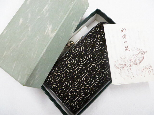 【サイズ・素材・お色】 バッグ 横　：約13.5cm 縦　：約7.5cm マチ：約1.5cm 地色：黒 (1枚目の画像が近いお色かと思われます) 素材：漆・鹿皮 【商品状態】 汚れ:スレがございますが、使用可能です。 ランク:B その他: 【ランク説明】 N:新品・未使用品 S:未使用品に近い A:目立った傷や汚れはなく大変良い状態 B:多少の汚れありますが、着用可能 C:傷や汚れが見える部分にありますが、着用は可能 D:状態が悪くリメイク品やジャンク品としてお使いください。 【お読みください】 ※中古品だという点を御理解の上、ご入札ください ※商品画像は、パソコンの機種・モニターなどにより現品と色の違いが出る場合があります。 ※詳細は商品画像にてご確認ください。 ※日本国内から発送いたしております。 ※発送後は追跡番号をお知らせいたします。 ※スタッフによる手作業での検品採寸済み。 撮影:北川　検品:小山　画像:松田　入力：松田 【検索キーワード】 中古 リサイクル着物 着物 kimono KIMONO 着付け教室 お茶会 初心者着物 正絹 木綿 絽 単衣 袷 カジュアル フォーマル 七五三 お宮参り 結婚式 お食事会 ショッピング お出かけ 破格 お値打ち 和服 帯 和装小物 20代 30代 40代 50代 60代 70代【仕立て上がり 和服 アウトレット リサイクル着物 通販 アイディーネット きもの】和装小物 和雑貨 財布 印伝 箱入り 26w06-8500