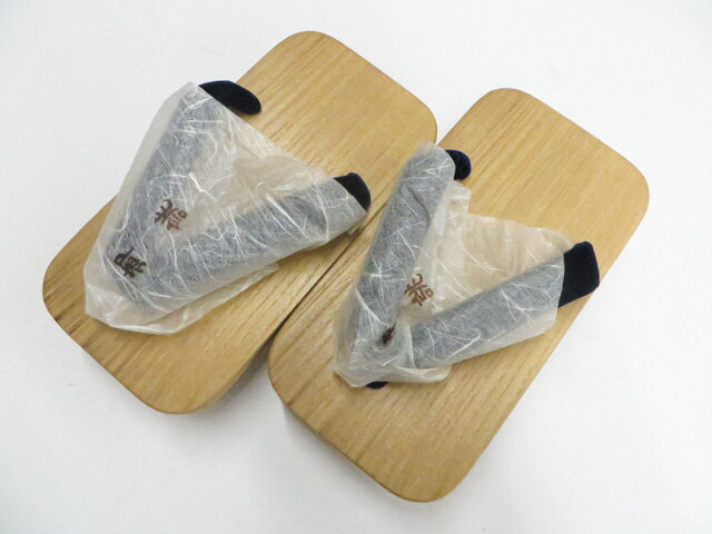 【サイズ・素材・お色】 長さ：約23.5cm 幅　：約12cm 高さ：約5cm 地色：紺 (1枚目の画像が近いお色かと思われます) 素材：木 【商品状態】 汚れ:なし。 ランク:N その他: 【ランク説明】 N:新品・未使用品 S:未使用品に近い A:目立った傷や汚れはなく大変良い状態 B:多少の汚れありますが、着用可能 C:傷や汚れが見える部分にありますが、着用は可能 D:状態が悪くリメイク品やジャンク品としてお使いください。 【お読みください】 ※中古品だという点を御理解の上、ご入札ください ※商品画像は、パソコンの機種・モニターなどにより現品と色の違いが出る場合があります。 ※詳細は商品画像にてご確認ください。 ※日本国内から発送いたしております。 ※発送後は追跡番号をお知らせいたします。 ※スタッフによる手作業での検品採寸済み。 撮影:北川　検品:北川　画像:松田　入力：松田 【検索キーワード】 中古 リサイクル着物 着物 kimono KIMONO 着付け教室 お茶会 初心者着物 正絹 木綿 絽 単衣 袷 カジュアル フォーマル 七五三 お宮参り 結婚式 お食事会 ショッピング お出かけ 破格 お値打ち 和服 帯 和装小物 20代 30代 40代 50代 60代 70代【仕立て上がり 和服 アウトレット リサイクル着物 通販 アイディーネット きもの】和装小物 下駄 男物 23.5cm 未使用品 美品 26w06-8513