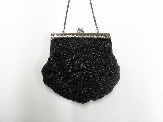 【サイズ・素材・お色】 バッグ 横　：約16.5cm 縦　：約15cm マチ：約2cm 地色：黒 (1枚目の画像が近いお色かと思われます) 素材：ビーズ 【商品状態】 汚れ:金具汚れ、ビーズ一部飛び出してますがございますが、使用可能です。 ランク:B その他: 【ランク説明】 N:新品・未使用品 S:未使用品に近い A:目立った傷や汚れはなく大変良い状態 B:多少の汚れありますが、着用可能 C:傷や汚れが見える部分にありますが、着用は可能 D:状態が悪くリメイク品やジャンク品としてお使いください。 【お読みください】 ※中古品だという点を御理解の上、ご入札ください ※商品画像は、パソコンの機種・モニターなどにより現品と色の違いが出る場合があります。 ※詳細は商品画像にてご確認ください。 ※日本国内から発送いたしております。 ※発送後は追跡番号をお知らせいたします。 ※スタッフによる手作業での検品採寸済み。 撮影:小山　検品:小山　画像:森脇　入力：松田 【検索キーワード】 中古 リサイクル着物 着物 kimono KIMONO 着付け教室 お茶会 初心者着物 正絹 木綿 絽 単衣 袷 カジュアル フォーマル 七五三 お宮参り 結婚式 お食事会 ショッピング お出かけ 破格 お値打ち 和服 帯 和装小物 20代 30代 40代 50代 60代 70代【仕立て上がり 和服 アウトレット リサイクル着物 通販 アイディーネット きもの】和装小物 ビーズバッグ 26w06-8612