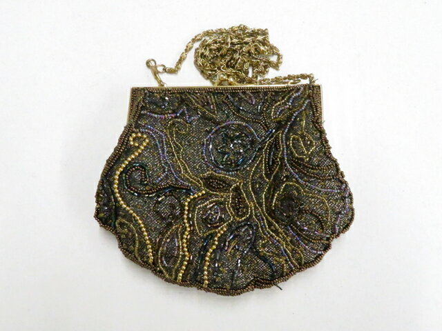 【サイズ・素材・お色】 バッグ 横　：約16cm 縦　：約13cm マチ：約3cm 地色：金|黒 (1枚目の画像が近いお色かと思われます) 素材：ビーズ 【商品状態】 汚れ:糸飛び出し、金具に薄汚れがございますが、リサイクル商品としては綺麗な状態のお品物です。 ランク:A その他:ショートチェーン付 【ランク説明】 N:新品・未使用品 S:未使用品に近い A:目立った傷や汚れはなく大変良い状態 B:多少の汚れありますが、着用可能 C:傷や汚れが見える部分にありますが、着用は可能 D:状態が悪くリメイク品やジャンク品としてお使いください。 【お読みください】 ※中古品だという点を御理解の上、ご入札ください ※商品画像は、パソコンの機種・モニターなどにより現品と色の違いが出る場合があります。 ※詳細は商品画像にてご確認ください。 ※日本国内から発送いたしております。 ※発送後は追跡番号をお知らせいたします。 ※スタッフによる手作業での検品採寸済み。 撮影：北川　検品：小山　画像：野阪　入力：野阪 【検索キーワード】 中古 リサイクル着物 着物 kimono KIMONO 着付け教室 お茶会 初心者着物 正絹 木綿 絽 単衣 袷 カジュアル フォーマル 七五三 お宮参り 結婚式 お食事会 ショッピング お出かけ 破格 お値打ち 和服 帯 和装小物 20代 30代 40代 50代 60代 70代【仕立て上がり 和服 アウトレット リサイクル着物 通販 アイディーネット きもの】和装小物 ビーズバッグ 26w06-8735