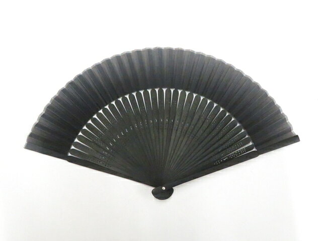 【サイズ・素材・お色】 サイズ：約22cm 地色：黒 (1枚目の画像が近いお色かと思われます) 素材：化繊 【商品状態】 汚れ:なし。 ランク:A その他: 【ランク説明】 N:新品・未使用品 S:未使用品に近い A:目立った傷や汚れはなく大変良い状態 B:多少の汚れありますが、着用可能 C:傷や汚れが見える部分にありますが、着用は可能 D:状態が悪くリメイク品やジャンク品としてお使いください。 【お読みください】 ※中古品だという点を御理解の上、ご入札ください ※商品画像は、パソコンの機種・モニターなどにより現品と色の違いが出る場合があります。 ※詳細は商品画像にてご確認ください。 ※日本国内から発送いたしております。 ※発送後は追跡番号をお知らせいたします。 ※スタッフによる手作業での検品採寸済み。 撮影：北川　検品：北川　画像：野阪　入力：松田 【検索キーワード】 中古 リサイクル着物 着物 kimono KIMONO 着付け教室 お茶会 初心者着物 正絹 木綿 絽 単衣 袷 カジュアル フォーマル 七五三 お宮参り 結婚式 お食事会 ショッピング お出かけ 破格 お値打ち 和服 帯 和装小物 20代 30代 40代 50代 60代 70代【仕立て上がり 和服 アウトレット リサイクル着物 通販 アイディーネット きもの】和装小物 和雑貨 扇子 ぼかし 美品 26w06-8772
