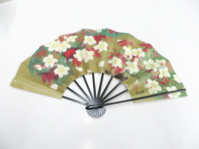 【サイズ・素材・お色】 サイズ：約29cm 地色：黒|黄土 (1枚目の画像が近いお色かと思われます) 素材：紙、竹 【商品状態】 汚れ:なし。 ランク:A その他: 【ランク説明】 N:新品・未使用品 S:未使用品に近い A:目立った傷や汚れはなく大変良い状態 B:多少の汚れありますが、着用可能 C:傷や汚れが見える部分にありますが、着用は可能 D:状態が悪くリメイク品やジャンク品としてお使いください。 【お読みください】 ※中古品だという点を御理解の上、ご入札ください ※商品画像は、パソコンの機種・モニターなどにより現品と色の違いが出る場合があります。 ※詳細は商品画像にてご確認ください。 ※日本国内から発送いたしております。 ※発送後は追跡番号をお知らせいたします。 ※スタッフによる手作業での検品採寸済み。 撮影：藤好　検品：小山　画像：森脇　入力：野阪 【検索キーワード】 中古 リサイクル着物 着物 kimono KIMONO 着付け教室 お茶会 初心者着物 正絹 木綿 絽 単衣 袷 カジュアル フォーマル 七五三 お宮参り 結婚式 お食事会 ショッピング お出かけ 破格 お値打ち 和服 帯 和装小物 20代 30代 40代 50代 60代 70代【仕立て上がり 和服 アウトレット リサイクル着物 通販 アイディーネット きもの】和装小物 和雑貨 舞扇子 作家物 落款入 花 美品 26w06-8849