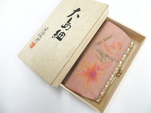 【サイズ・素材・お色】 横　：約15.5cm 縦　：約7cm マチ：約1.5cm 地色：くすみピンク (1枚目の画像が近いお色かと思われます) 素材：正絹 【商品状態】 汚れ:薄汚れがございますが、リサイクル品としては綺麗な状態です。 ランク:A その他: 【ランク説明】 N:新品・未使用品 S:未使用品に近い A:目立った傷や汚れはなく大変良い状態 B:多少の汚れありますが、着用可能 C:傷や汚れが見える部分にありますが、着用は可能 D:状態が悪くリメイク品やジャンク品としてお使いください。 【お読みください】 ※中古品だという点を御理解の上、ご入札ください ※商品画像は、パソコンの機種・モニターなどにより現品と色の違いが出る場合があります。 ※詳細は商品画像にてご確認ください。 ※日本国内から発送いたしております。 ※発送後は追跡番号をお知らせいたします。 ※スタッフによる手作業での検品採寸済み。 撮影：藤好　検品：小山　画像：森脇　入力：野阪 【検索キーワード】 中古 リサイクル着物 着物 kimono KIMONO 着付け教室 お茶会 初心者着物 正絹 木綿 絽 単衣 袷 カジュアル フォーマル 七五三 お宮参り 結婚式 お食事会 ショッピング お出かけ 破格 お値打ち 和服 帯 和装小物 20代 30代 40代 50代 60代 70代【仕立て上がり 和服 アウトレット リサイクル着物 通販 アイディーネット きもの】和装小物 和雑貨 大島紬 がま口財布 木箱付 26w06-8856