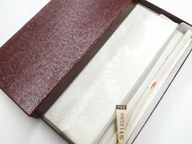 【サイズ・素材・お色】 帯締め 長さ：M サイズ ◆帯締め Mサイズ・・約145cm以上◆ ◆帯締め Lサイズ・・約180cm以上◆ ◆帯揚げ ・・生地幅 約28cm以上◆ 地色：白 (1枚目の画像が近いお色かと思われます) 素材：正絹 【商品状態】 汚れ:なし ランク:N その他: 【ランク説明】 N:新品・未使用品 S:未使用品に近い A:目立った傷や汚れはなく大変良い状態 B:多少の汚れありますが、着用可能 C:傷や汚れが見える部分にありますが、着用は可能 D:状態が悪くリメイク品やジャンク品としてお使いください。 【お読みください】 ※中古品だという点を御理解の上、ご入札ください ※商品画像は、パソコンの機種・モニターなどにより現品と色の違いが出る場合があります。 ※詳細は商品画像にてご確認ください。 ※日本国内から発送いたしております。 ※発送後は追跡番号をお知らせいたします。 ※スタッフによる手作業での検品採寸済み。 撮影：北川　検品：北川　画像：野阪　入力：野阪 【検索キーワード】 中古 リサイクル着物 着物 kimono KIMONO 着付け教室 お茶会 初心者着物 正絹 木綿 絽 単衣 袷 カジュアル フォーマル 七五三 お宮参り 結婚式 お食事会 ショッピング お出かけ 破格 お値打ち 和服 帯 和装小物 20代 30代 40代 50代 60代 70代【仕立て上がり 和服 アウトレット リサイクル着物 通販 アイディーネット きもの】和装小物 帯揚げ帯締めセット 帯揚 帯締 未使用 礼装用 平組 箱付 美品 r8w06-830