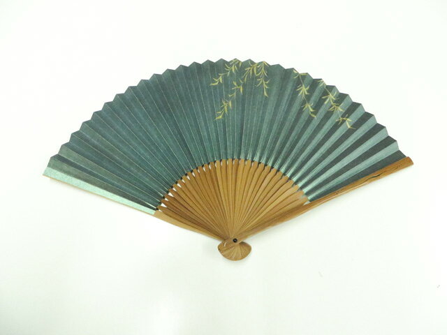 【サイズ・素材・お色】 サイズ：約22.5cm 地色：深緑 (1枚目の画像が近いお色かと思われます) 素材：竹・紙 【商品状態】 汚れ:なし。 ランク:A その他: 【ランク説明】 N:新品・未使用品 S:未使用品に近い A:目立った傷や汚れはなく大変良い状態 B:多少の汚れありますが、着用可能 C:傷や汚れが見える部分にありますが、着用は可能 D:状態が悪くリメイク品やジャンク品としてお使いください。 【お読みください】 ※中古品だという点を御理解の上、ご入札ください ※商品画像は、パソコンの機種・モニターなどにより現品と色の違いが出る場合があります。 ※詳細は商品画像にてご確認ください。 ※日本国内から発送いたしております。 ※発送後は追跡番号をお知らせいたします。 ※スタッフによる手作業での検品採寸済み。 撮影：小山　検品：小山　画像：森脇　入力：松田 【検索キーワード】 中古 リサイクル着物 着物 kimono KIMONO 着付け教室 お茶会 初心者着物 正絹 木綿 絽 単衣 袷 カジュアル フォーマル 七五三 お宮参り 結婚式 お食事会 ショッピング お出かけ 破格 お値打ち 和服 帯 和装小物 20代 30代 40代 50代 60代 70代【仕立て上がり 和服 アウトレット リサイクル着物 通販 アイディーネット きもの】和装小物 和雑貨 扇子 箱入 美品 26w06-9231