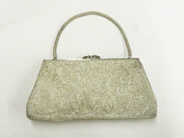 【サイズ・素材・お色】 バッグ 横　：約25cm 縦　：約12.5cm マチ：約3cm 地色：銀|ピンク (1枚目の画像が近いお色かと思われます) 素材：ビーズ 【商品状態】 汚れ:金具汚れ・中薄汚れ・底黒ずみがございますが、使用可能です。 ランク:B その他: 【ランク説明】 N:新品・未使用品 S:未使用品に近い A:目立った傷や汚れはなく大変良い状態 B:多少の汚れありますが、着用可能 C:傷や汚れが見える部分にありますが、着用は可能 D:状態が悪くリメイク品やジャンク品としてお使いください。 【お読みください】 ※中古品だという点を御理解の上、ご入札ください ※商品画像は、パソコンの機種・モニターなどにより現品と色の違いが出る場合があります。 ※詳細は商品画像にてご確認ください。 ※日本国内から発送いたしております。 ※発送後は追跡番号をお知らせいたします。 ※スタッフによる手作業での検品採寸済み。 撮影：北川　検品：小山　画像：高坪　入力：松田 【検索キーワード】 中古 リサイクル着物 着物 kimono KIMONO 着付け教室 お茶会 初心者着物 正絹 木綿 絽 単衣 袷 カジュアル フォーマル 七五三 お宮参り 結婚式 お食事会 ショッピング お出かけ 破格 お値打ち 和服 帯 和装小物 20代 30代 40代 50代 60代 70代【仕立て上がり 和服 アウトレット リサイクル着物 通販 アイディーネット きもの】和装小物 ビーズバッグ 26w07-9301