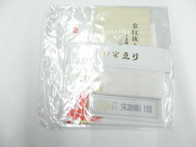 【サイズ・素材・お色】 サイズ：ー 地色：白 (1枚目の画像が近いお色かと思われます) 素材：背伏せは正絹・半衿は絹交織 【商品状態】 汚れ:なし。 ランク:N その他: 【ランク説明】 N:新品・未使用品 S:未使用品に近い A:目立った傷や汚れはなく大変良い状態 B:多少の汚れありますが、着用可能 C:傷や汚れが見える部分にありますが、着用は可能 D:状態が悪くリメイク品やジャンク品としてお使いください。 【お読みください】 ※中古品だという点を御理解の上、ご入札ください ※商品画像は、パソコンの機種・モニターなどにより現品と色の違いが出る場合があります。 ※詳細は商品画像にてご確認ください。 ※日本国内から発送いたしております。 ※発送後は追跡番号をお知らせいたします。 ※スタッフによる手作業での検品採寸済み。 撮影：　検品：　画像：　入力： 【検索キーワード】 中古 リサイクル着物 着物 kimono KIMONO 着付け教室 お茶会 初心者着物 正絹 木綿 絽 単衣 袷 カジュアル フォーマル 七五三 お宮参り 結婚式 お食事会 ショッピング お出かけ 破格 お値打ち 和服 帯 和装小物 20代 30代 40代 50代 60代 70代【仕立て上がり 和服 アウトレット リサイクル着物 通販 アイディーネット きもの】和装小物 半衿 背伏せ 衣文抜きセット 未使用品 美品 r8w06-893