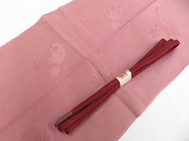 【サイズ・素材・お色】 帯締め 長さ：M サイズ ◆帯締め Mサイズ・・約145cm以上◆ ◆帯締め Lサイズ・・約180cm以上◆ ◆帯揚げ ・・生地幅 約28cm以上◆ 地色：くすみ紫|えんじ (1枚目の画像が近いお色かと思われます) 素材：正絹 【商品状態】 汚れ:帯揚げにシミがございますが、着用可能です。 ランク:B その他: 【ランク説明】 N:新品・未使用品 S:未使用品に近い A:目立った傷や汚れはなく大変良い状態 B:多少の汚れありますが、着用可能 C:傷や汚れが見える部分にありますが、着用は可能 D:状態が悪くリメイク品やジャンク品としてお使いください。 【お読みください】 ※中古品だという点を御理解の上、ご入札ください ※商品画像は、パソコンの機種・モニターなどにより現品と色の違いが出る場合があります。 ※詳細は商品画像にてご確認ください。 ※日本国内から発送いたしております。 ※発送後は追跡番号をお知らせいたします。 ※スタッフによる手作業での検品採寸済み。 撮影：小山　検品：北川　画像：森脇　入力：森脇 【検索キーワード】 中古 リサイクル着物 着物 kimono KIMONO 着付け教室 お茶会 初心者着物 正絹 木綿 絽 単衣 袷 カジュアル フォーマル 七五三 お宮参り 結婚式 お食事会 ショッピング お出かけ 破格 お値打ち 和服 帯 和装小物 20代 30代 40代 50代 60代 70代【仕立て上がり 和服 アウトレット リサイクル着物 通販 アイディーネット きもの】和装小物 帯締め 帯揚げ セット 角組 帯締 帯揚 26w07-9404