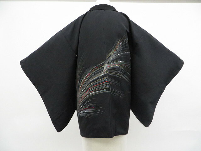【サイズ・素材・お色】 身丈：約77cm (肩から) 裄丈：約63cm 袖丈：約52cm 後幅：約cm 前幅：約cm 地色：黒 (1枚目の画像が近いお色かと思われます) 素材：正絹 【商品状態】 汚れ:羽裏、袖中にシミがございますが、着用可能です。 ランク:B その他: 【ランク説明】 N:新品・未使用品 S:未使用品に近い A:目立った傷や汚れはなく大変良い状態 B:多少の汚れありますが、着用可能 C:傷や汚れが見える部分にありますが、着用は可能 D:状態が悪くリメイク品やジャンク品としてお使いください。 【お読みください】 ※中古品だという点を御理解の上、ご入札ください ※商品画像は、パソコンの機種・モニターなどにより現品と色の違いが出る場合があります。 ※詳細は商品画像にてご確認ください。 ※日本国内から発送いたしております。 ※発送後は追跡番号をお知らせいたします。 ※スタッフによる手作業での検品採寸済み。 撮影：北川　検品：北川　画像：松田　入力：北川 【検索キーワード】 中古 リサイクル着物 着物 kimono KIMONO 着付け教室 お茶会 初心者着物 正絹 木綿 絽 単衣 袷 カジュアル フォーマル 七五三 お宮参り 結婚式 お食事会 ショッピング お出かけ 破格 お値打ち 和服 帯 和装小物 20代 30代 40代 50代 60代 70代【仕立て上がり 和服 アウトレット リサイクル着物 通販 アイディーネット きもの】黒羽織 羽織紐別売り 着物 正絹 身丈約77cm 裄丈約63cm 26z07-3591