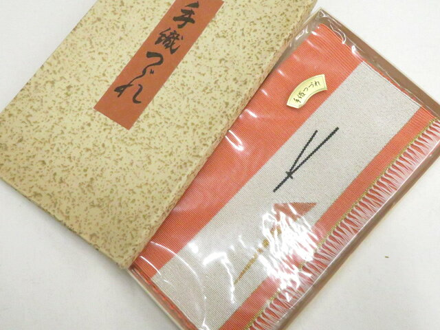 【サイズ・素材・お色】 サイズ：約18cm×約10cm 地色：サーモンピンク (1枚目の画像が近いお色かと思われます) 素材：正絹 【商品状態】 汚れ:なし。 ランク:N その他: 【ランク説明】 N:新品・未使用品 S:未使用品に近い A:目立った傷や汚れはなく大変良い状態 B:多少の汚れありますが、着用可能 C:傷や汚れが見える部分にありますが、着用は可能 D:状態が悪くリメイク品やジャンク品としてお使いください。 【お読みください】 ※中古品だという点を御理解の上、ご入札ください ※商品画像は、パソコンの機種・モニターなどにより現品と色の違いが出る場合があります。 ※詳細は商品画像にてご確認ください。 ※日本国内から発送いたしております。 ※発送後は追跡番号をお知らせいたします。 ※スタッフによる手作業での検品採寸済み。 撮影：　検品：小山　画像：森脇　入力：森脇 【検索キーワード】 中古 リサイクル着物 着物 kimono KIMONO 着付け教室 お茶会 初心者着物 正絹 木綿 絽 単衣 袷 カジュアル フォーマル 七五三 お宮参り 結婚式 お食事会 ショッピング お出かけ 破格 お値打ち 和服 帯 和装小物 20代 30代 40代 50代 60代 70代【仕立て上がり 和服 アウトレット リサイクル着物 通販 アイディーネット きもの】和装小物 和雑貨 手織り綴れ 未使用品 札入れ 箱入 美品 26w07-9523