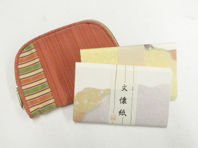 【サイズ・素材・お色】 サイズ：約17cm×約13cm 地色：濃いピンク (1枚目の画像が近いお色かと思われます) 素材：- 【商品状態】 汚れ:なし。 ランク:N その他: 【ランク説明】 N:新品・未使用品 S:未使用品に近い A:目立った傷や汚れはなく大変良い状態 B:多少の汚れありますが、着用可能 C:傷や汚れが見える部分にありますが、着用は可能 D:状態が悪くリメイク品やジャンク品としてお使いください。 【お読みください】 ※中古品だという点を御理解の上、ご入札ください ※商品画像は、パソコンの機種・モニターなどにより現品と色の違いが出る場合があります。 ※詳細は商品画像にてご確認ください。 ※日本国内から発送いたしております。 ※発送後は追跡番号をお知らせいたします。 ※スタッフによる手作業での検品採寸済み。 撮影：　検品：北川　画像：森脇　入力：森脇 【検索キーワード】 中古 リサイクル着物 着物 kimono KIMONO 着付け教室 お茶会 初心者着物 正絹 木綿 絽 単衣 袷 カジュアル フォーマル 七五三 お宮参り 結婚式 お食事会 ショッピング お出かけ 破格 お値打ち 和服 帯 和装小物 20代 30代 40代 50代 60代 70代【仕立て上がり 和服 アウトレット リサイクル着物 通販 アイディーネット きもの】和装小物 和雑貨 ポーチ 懐紙 セット 2つ 未使用品 美品 26w07-9539