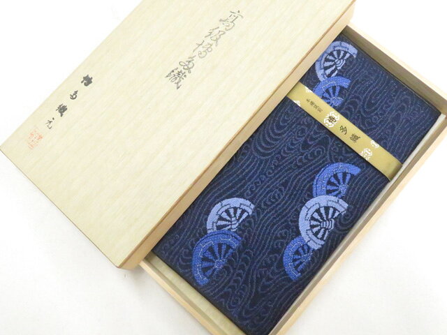 【サイズ・素材・お色】 サイズ：約19cm×約9cm 地色：紺 (1枚目の画像が近いお色かと思われます) 素材：正絹 【商品状態】 汚れ:なし。 ランク:N その他: 【ランク説明】 N:新品・未使用品 S:未使用品に近い A:目立った傷や汚れはなく大変良い状態 B:多少の汚れありますが、着用可能 C:傷や汚れが見える部分にありますが、着用は可能 D:状態が悪くリメイク品やジャンク品としてお使いください。 【お読みください】 ※中古品だという点を御理解の上、ご入札ください ※商品画像は、パソコンの機種・モニターなどにより現品と色の違いが出る場合があります。 ※詳細は商品画像にてご確認ください。 ※日本国内から発送いたしております。 ※発送後は追跡番号をお知らせいたします。 ※スタッフによる手作業での検品採寸済み。 撮影：　検品：北川　画像：森脇　入力：森脇 【検索キーワード】 中古 リサイクル着物 着物 kimono KIMONO 着付け教室 お茶会 初心者着物 正絹 木綿 絽 単衣 袷 カジュアル フォーマル 七五三 お宮参り 結婚式 お食事会 ショッピング お出かけ 破格 お値打ち 和服 帯 和装小物 20代 30代 40代 50代 60代 70代【仕立て上がり 和服 アウトレット リサイクル着物 通販 アイディーネット きもの】和装小物 和雑貨 札入れ 未使用品 本場筑前博多織 木箱入美品 26w07-9552