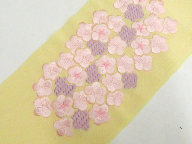 【サイズ・素材・お色】 サイズ：ー 地色：黄 (1枚目の画像が近いお色かと思われます) 素材：ポリエステル 【商品状態】 汚れ:なし。 ランク:N その他: 【ランク説明】 N:新品・未使用品 S:未使用品に近い A:目立った傷や汚れはなく大変良い状態 B:多少の汚れありますが、着用可能 C:傷や汚れが見える部分にありますが、着用は可能 D:状態が悪くリメイク品やジャンク品としてお使いください。 【お読みください】 ※中古品だという点を御理解の上、ご入札ください ※商品画像は、パソコンの機種・モニターなどにより現品と色の違いが出る場合があります。 ※詳細は商品画像にてご確認ください。 ※日本国内から発送いたしております。 ※発送後は追跡番号をお知らせいたします。 ※スタッフによる手作業での検品採寸済み。 撮影：北川　検品：北川　画像：森脇　入力：松田 【検索キーワード】 中古 リサイクル着物 着物 kimono KIMONO 着付け教室 お茶会 初心者着物 正絹 木綿 絽 単衣 袷 カジュアル フォーマル 七五三 お宮参り 結婚式 お食事会 ショッピング お出かけ 破格 お値打ち 和服 帯 和装小物 20代 30代 40代 50代 60代 70代【仕立て上がり 和服 アウトレット リサイクル着物 通販 アイディーネット きもの】和装小物 半衿 刺繍 花 未使用品 美品 26w07-9575