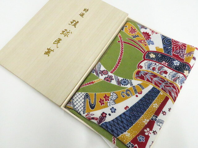 【サイズ・素材・お色】 サイズ：約64cm×約70.5cm 地色：抹茶 (1枚目の画像が近いお色かと思われます) 素材：レーヨン 【商品状態】 汚れ:点汚れがございますが、リサイクル品としては綺麗な状態です。 ランク:A その他: 【ランク説明】 N:新品・未使用品 S:未使用品に近い A:目立った傷や汚れはなく大変良い状態 B:多少の汚れありますが、着用可能 C:傷や汚れが見える部分にありますが、着用は可能 D:状態が悪くリメイク品やジャンク品としてお使いください。 【お読みください】 ※中古品だという点を御理解の上、ご入札ください ※商品画像は、パソコンの機種・モニターなどにより現品と色の違いが出る場合があります。 ※詳細は商品画像にてご確認ください。 ※日本国内から発送いたしております。 ※発送後は追跡番号をお知らせいたします。 ※スタッフによる手作業での検品採寸済み。 撮影：　検品：藤好　画像：森脇　入力：森脇 【検索キーワード】 中古 リサイクル着物 着物 kimono KIMONO 着付け教室 お茶会 初心者着物 正絹 木綿 絽 単衣 袷 カジュアル フォーマル 七五三 お宮参り 結婚式 お食事会 ショッピング お出かけ 破格 お値打ち 和服 帯 和装小物 20代 30代 40代 50代 60代 70代【仕立て上がり 和服 アウトレット リサイクル着物 通販 アイディーネット きもの】和装小物 和雑貨 風呂敷 ちりめん 木箱入 26w07-9714