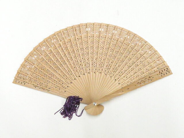【サイズ・素材・お色】 サイズ：約20.5cm 地色：ベージュ (1枚目の画像が近いお色かと思われます) 素材：木 【商品状態】 汚れ:なし。 ランク:A その他: 【ランク説明】 N:新品・未使用品 S:未使用品に近い A:目立った傷や汚れはなく大変良い状態 B:多少の汚れありますが、着用可能 C:傷や汚れが見える部分にありますが、着用は可能 D:状態が悪くリメイク品やジャンク品としてお使いください。 【お読みください】 ※中古品だという点を御理解の上、ご入札ください ※商品画像は、パソコンの機種・モニターなどにより現品と色の違いが出る場合があります。 ※詳細は商品画像にてご確認ください。 ※日本国内から発送いたしております。 ※発送後は追跡番号をお知らせいたします。 ※スタッフによる手作業での検品採寸済み。 撮影：北川　検品：小山　画像：野阪　入力：森脇 【検索キーワード】 中古 リサイクル着物 着物 kimono KIMONO 着付け教室 お茶会 初心者着物 正絹 木綿 絽 単衣 袷 カジュアル フォーマル 七五三 お宮参り 結婚式 お食事会 ショッピング お出かけ 破格 お値打ち 和服 帯 和装小物 20代 30代 40代 50代 60代 70代【仕立て上がり 和服 アウトレット リサイクル着物 通販 アイディーネット きもの】和装小物 和雑貨 透かし彫り 扇子 箱入 美品 26w07-9748