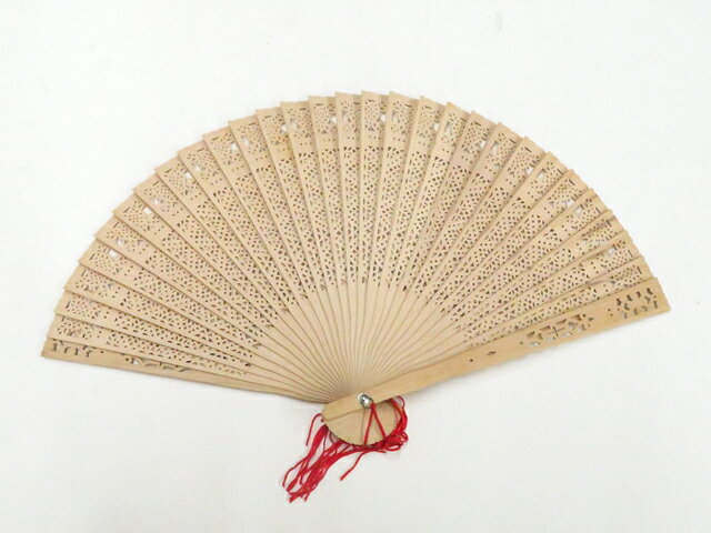 【サイズ・素材・お色】 サイズ：約20.5cm 地色：ベージュ (1枚目の画像が近いお色かと思われます) 素材：木 【商品状態】 汚れ:薄汚れ、スレがございますが、リサイクル品としては綺麗な状態です。 ランク:A その他: 【ランク説明】 N:新品・未使用品 S:未使用品に近い A:目立った傷や汚れはなく大変良い状態 B:多少の汚れありますが、着用可能 C:傷や汚れが見える部分にありますが、着用は可能 D:状態が悪くリメイク品やジャンク品としてお使いください。 【お読みください】 ※中古品だという点を御理解の上、ご入札ください ※商品画像は、パソコンの機種・モニターなどにより現品と色の違いが出る場合があります。 ※詳細は商品画像にてご確認ください。 ※日本国内から発送いたしております。 ※発送後は追跡番号をお知らせいたします。 ※スタッフによる手作業での検品採寸済み。 撮影：北川　検品：小山　画像：野阪　入力：森脇 【検索キーワード】 中古 リサイクル着物 着物 kimono KIMONO 着付け教室 お茶会 初心者着物 正絹 木綿 絽 単衣 袷 カジュアル フォーマル 七五三 お宮参り 結婚式 お食事会 ショッピング お出かけ 破格 お値打ち 和服 帯 和装小物 20代 30代 40代 50代 60代 70代【仕立て上がり 和服 アウトレット リサイクル着物 通販 アイディーネット きもの】和装小物 和雑貨 透かし彫り 扇子 箱入 26w07-9749