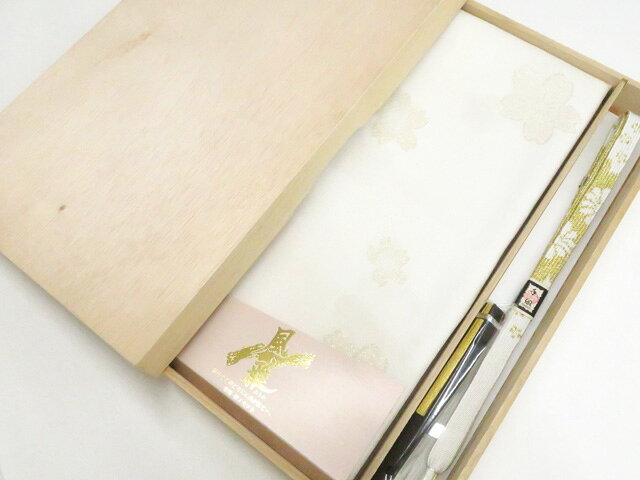 【サイズ・素材・お色】 帯締め 長さ：M サイズ ◆帯締め Mサイズ・・約145cm以上◆ ◆帯締め Lサイズ・・約180cm以上◆ ◆帯揚げ ・・生地幅 約28cm以上◆ 地色：白 (1枚目の画像が近いお色かと思われます) 素材：正絹 【商品状態】 汚れ:なし ランク:N その他: 【ランク説明】 N:新品・未使用品 S:未使用品に近い A:目立った傷や汚れはなく大変良い状態 B:多少の汚れありますが、着用可能 C:傷や汚れが見える部分にありますが、着用は可能 D:状態が悪くリメイク品やジャンク品としてお使いください。 【お読みください】 ※中古品だという点を御理解の上、ご入札ください ※商品画像は、パソコンの機種・モニターなどにより現品と色の違いが出る場合があります。 ※詳細は商品画像にてご確認ください。 ※日本国内から発送いたしております。 ※発送後は追跡番号をお知らせいたします。 ※スタッフによる手作業での検品採寸済み。 撮影：北川　検品：小山　画像：森脇　入力：森脇 【検索キーワード】 中古 リサイクル着物 着物 kimono KIMONO 着付け教室 お茶会 初心者着物 正絹 木綿 絽 単衣 袷 カジュアル フォーマル 七五三 お宮参り 結婚式 お食事会 ショッピング お出かけ 破格 お値打ち 和服 帯 和装小物 20代 30代 40代 50代 60代 70代【仕立て上がり 和服 アウトレット リサイクル着物 通販 アイディーネット きもの】和装小物 帯締め 帯揚げ セット 未使用品 礼装用 高麗組 桜 末広 金糸 木箱 美品 r8w07-989