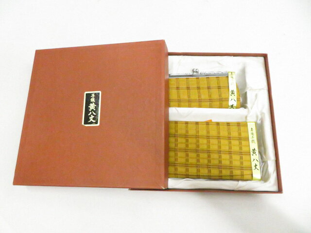 【サイズ・素材・お色】 サイズがま口：約13.5cm×約6.5cm サイズ札入：約18cm×約9cm 地色：黄土 (1枚目の画像が近いお色かと思われます) 素材：- 【商品状態】 汚れ:がま口薄汚れがございますが、リサイクル品としては綺麗な状態です。 ランク:N その他: 【ランク説明】 N:新品・未使用品 S:未使用品に近い A:目立った傷や汚れはなく大変良い状態 B:多少の汚れありますが、着用可能 C:傷や汚れが見える部分にありますが、着用は可能 D:状態が悪くリメイク品やジャンク品としてお使いください。 【お読みください】 ※中古品だという点を御理解の上、ご入札ください ※商品画像は、パソコンの機種・モニターなどにより現品と色の違いが出る場合があります。 ※詳細は商品画像にてご確認ください。 ※日本国内から発送いたしております。 ※発送後は追跡番号をお知らせいたします。 ※スタッフによる手作業での検品採寸済み。 撮影：小山　検品：小山　画像：松田　入力：松田 【検索キーワード】 中古 リサイクル着物 着物 kimono KIMONO 着付け教室 お茶会 初心者着物 正絹 木綿 絽 単衣 袷 カジュアル フォーマル 七五三 お宮参り 結婚式 お食事会 ショッピング お出かけ 破格 お値打ち 和服 帯 和装小物 20代 30代 40代 50代 60代 70代【仕立て上がり 和服 アウトレット リサイクル着物 通販 アイディーネット きもの】和装小物 和雑貨 財布セット 本場手織り 黄八丈 箱入り 未使用品 26w07-9902