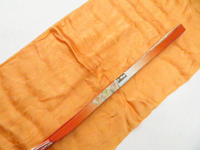 【サイズ・素材・お色】 帯締め 長さ：M サイズ ◆帯締め Mサイズ・・約145cm以上◆ ◆帯締め Lサイズ・・約180cm以上◆ ◆帯揚げ ・・生地幅 約28cm以上◆ 地色：オレンジ (1枚目の画像が近いお色かと思われます) 素材：正絹・・ 【商品状態】 汚れ:なし。 ランク:A その他: 【ランク説明】 N:新品・未使用品 S:未使用品に近い A:目立った傷や汚れはなく大変良い状態 B:多少の汚れありますが、着用可能 C:傷や汚れが見える部分にありますが、着用は可能 D:状態が悪くリメイク品やジャンク品としてお使いください。 【お読みください】 ※中古品だという点を御理解の上、ご入札ください ※商品画像は、パソコンの機種・モニターなどにより現品と色の違いが出る場合があります。 ※詳細は商品画像にてご確認ください。 ※日本国内から発送いたしております。 ※発送後は追跡番号をお知らせいたします。 ※スタッフによる手作業での検品採寸済み。 撮影：小山　検品：北川　画像：松田　入力：北川 【検索キーワード】 中古 リサイクル着物 着物 kimono KIMONO 着付け教室 お茶会 初心者着物 正絹 木綿 絽 単衣 袷 カジュアル フォーマル 七五三 お宮参り 結婚式 お食事会 ショッピング お出かけ 破格 お値打ち 和服 帯 和装小物 20代 30代 40代 50代 60代 70代【仕立て上がり 和服 アウトレット リサイクル着物 通販 アイディーネット きもの】和装小物 帯締め帯揚げセット 帯締 帯揚 平組 高麗組 26w07-9919