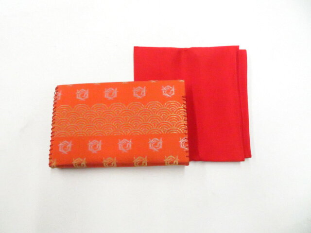 【サイズ・素材・お色】 懐紙はさみ 横　：約15.5cm 縦　：約9.5cm マチ：約1.5cm ふくさ 約27cm×約28cm 地色：橙|赤 (1枚目の画像が近いお色かと思われます) 素材：正絹 【商品状態】 汚れ:懐紙はさみの中に薄汚れがございますが、使用可能です。 ランク:B その他: 【ランク説明】 N:新品・未使用品 S:未使用品に近い A:目立った傷や汚れはなく大変良い状態 B:多少の汚れありますが、着用可能 C:傷や汚れが見える部分にありますが、着用は可能 D:状態が悪くリメイク品やジャンク品としてお使いください。 【お読みください】 ※中古品だという点を御理解の上、ご入札ください ※商品画像は、パソコンの機種・モニターなどにより現品と色の違いが出る場合があります。 ※詳細は商品画像にてご確認ください。 ※日本国内から発送いたしております。 ※発送後は追跡番号をお知らせいたします。 ※スタッフによる手作業での検品採寸済み。 撮影：　検品：小山　画像：　入力：【仕立て上がり 和服 アウトレット リサイクル着物 通販 アイディーネット きもの】【茶道具】 懐紙はさみ ふくさ セット 26w07-10023