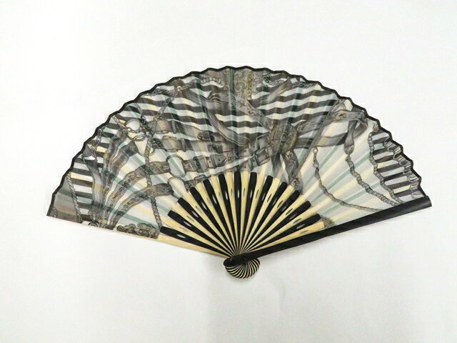 【サイズ・素材・お色】 サイズ：約20cm 地色：黒|白 (1枚目の画像が近いお色かと思われます) 素材：化繊、竹 【商品状態】 汚れ:なし。 ランク:S その他: 【ランク説明】 N:新品・未使用品 S:未使用品に近い A:目立った傷や汚れはなく大変良い状態 B:多少の汚れありますが、着用可能 C:傷や汚れが見える部分にありますが、着用は可能 D:状態が悪くリメイク品やジャンク品としてお使いください。 【お読みください】 ※中古品だという点を御理解の上、ご入札ください ※商品画像は、パソコンの機種・モニターなどにより現品と色の違いが出る場合があります。 ※詳細は商品画像にてご確認ください。 ※日本国内から発送いたしております。 ※発送後は追跡番号をお知らせいたします。 ※スタッフによる手作業での検品採寸済み。 撮影：北川　検品：北川　画像：野阪　入力：野阪 【検索キーワード】 中古 リサイクル着物 着物 kimono KIMONO 着付け教室 お茶会 初心者着物 正絹 木綿 絽 単衣 袷 カジュアル フォーマル 七五三 お宮参り 結婚式 お食事会 ショッピング お出かけ 破格 お値打ち 和服 帯 和装小物 20代 30代 40代 50代 60代 70代【仕立て上がり 和服 アウトレット リサイクル着物 通販 アイディーネット きもの】和装小物 和雑貨 扇子 美品 26w07-10207