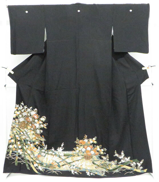 【サイズ・素材・お色】 身丈：約169cm(肩から) 裄丈：約68cm 袖丈：約48.5cm 後幅：約30cm 前幅：約25cm 地色：黒 (1枚目の画像が近いお色かと思われます) 素材：正絹 【商品状態】 汚れ:なし。 ランク:A その他:比翼仕立て 五つ紋・ 【ランク説明】 N:新品・未使用品 S:未使用品に近い A:目立った傷や汚れはなく大変良い状態 B:多少の汚れありますが、着用可能 C:傷や汚れが見える部分にありますが、着用は可能 D:状態が悪くリメイク品やジャンク品としてお使いください。 【お読みください】 ※中古品だという点を御理解の上、ご入札ください ※商品画像は、パソコンの機種・モニターなどにより現品と色の違いが出る場合があります。 ※詳細は商品画像にてご確認ください。 ※日本国内から発送いたしております。 ※発送後は追跡番号をお知らせいたします。 ※スタッフによる手作業での検品採寸済み。 撮影：北川　検品：北川　画像：松田　入力：北川 【検索キーワード】 中古 リサイクル着物 着物 kimono KIMONO 着付け教室 お茶会 初心者着物 正絹 木綿 絽 単衣 袷 カジュアル フォーマル 七五三 お宮参り 結婚式 お食事会 ショッピング お出かけ 破格 お値打ち 和服 帯 和装小物 20代 30代 40代 50代 60代 70代【仕立て上がり 和服 アウトレット リサイクル着物 通販 アイディーネット きもの】黒留袖 金駒刺繍 金彩 着物 正絹 美品 身丈約169cm 裄丈約68cm 26z07-3772