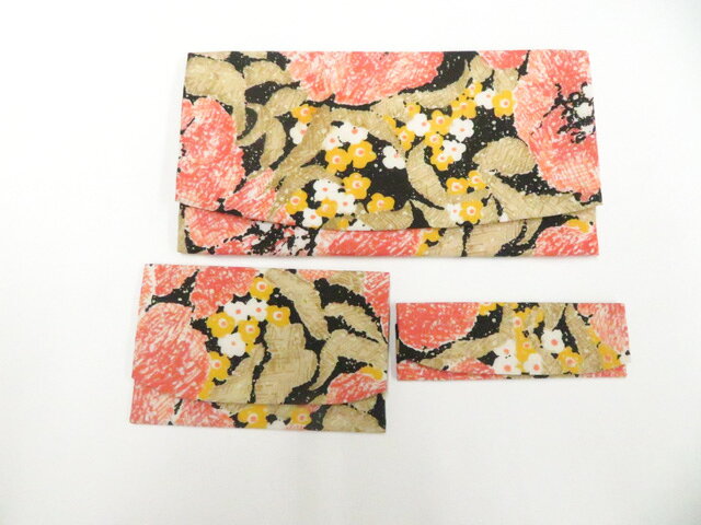 【サイズ・素材・お色】 サイズ：約19cm×約10cm 地色：黒|ピンク (1枚目の画像が近いお色かと思われます) 素材：- 【商品状態】 汚れ:なし。 ランク:A その他:※一番大きいサイズ 【ランク説明】 N:新品・未使用品 S:未使用品に近い A:目立った傷や汚れはなく大変良い状態 B:多少の汚れありますが、着用可能 C:傷や汚れが見える部分にありますが、着用は可能 D:状態が悪くリメイク品やジャンク品としてお使いください。 【お読みください】 ※中古品だという点を御理解の上、ご入札ください ※商品画像は、パソコンの機種・モニターなどにより現品と色の違いが出る場合があります。 ※詳細は商品画像にてご確認ください。 ※日本国内から発送いたしております。 ※発送後は追跡番号をお知らせいたします。 ※スタッフによる手作業での検品採寸済み。 撮影：藤好検品：小山　画像：森脇　入力：森脇 【検索キーワード】 中古 リサイクル着物 着物 kimono KIMONO 着付け教室 お茶会 初心者着物 正絹 木綿 絽 単衣 袷 カジュアル フォーマル 七五三 お宮参り 結婚式 お食事会 ショッピング お出かけ 破格 お値打ち 和服 帯 和装小物 20代 30代 40代 50代 60代 70代【仕立て上がり 和服 アウトレット リサイクル着物 通販 アイディーネット きもの】和装小物 和雑貨 札入れ 小物入れ セット 美品 26w07-10506