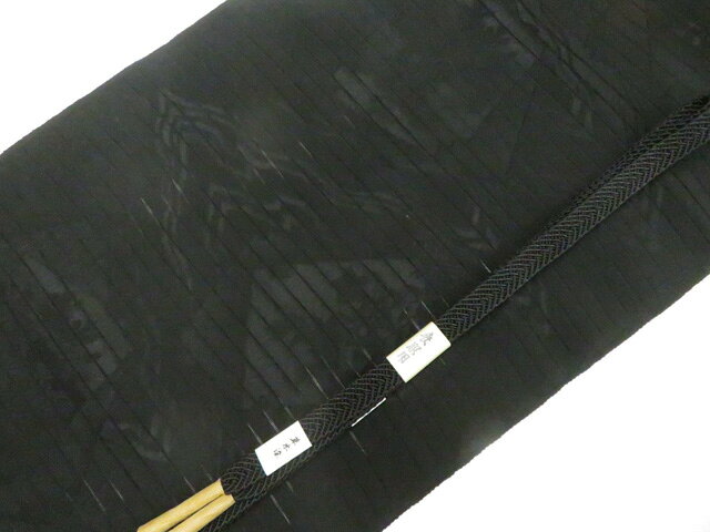 【サイズ・素材・お色】 帯締め 長さ：M サイズ(cm) ◆帯締め Mサイズ・・約145cm以上◆ ◆帯締め Lサイズ・・約180cm以上◆ ◆帯揚げ ・・生地幅 約28cm以上◆ 地色：黒 (1枚目の画像が近いお色かと思われます) 素材：正絹・ 【商品状態】 汚れ:なし。 ランク:N その他: 【ランク説明】 N:新品・未使用品 S:未使用品に近い A:目立った傷や汚れはなく大変良い状態 B:多少の汚れありますが、着用可能 C:傷や汚れが見える部分にありますが、着用は可能 D:状態が悪くリメイク品やジャンク品としてお使いください。 【お読みください】 ※中古品だという点を御理解の上、ご入札ください ※商品画像は、パソコンの機種・モニターなどにより現品と色の違いが出る場合があります。 ※詳細は商品画像にてご確認ください。 ※日本国内から発送いたしております。 ※発送後は追跡番号をお知らせいたします。 ※スタッフによる手作業での検品採寸済み。 撮影：小山　検品：小山　画像：　入力：小山 【検索キーワード】 中古 リサイクル着物 着物 kimono KIMONO 着付け教室 お茶会 初心者着物 正絹 木綿 絽 単衣 袷 カジュアル フォーマル 七五三 お宮参り 結婚式 お食事会 ショッピング お出かけ 破格 お値打ち 和服 帯 和装小物 20代 30代 40代 50代 60代 70代【仕立て上がり 和服 アウトレット リサイクル着物 通販 アイディーネット きもの】和装小物 帯締め帯揚げセット 帯締 帯揚 平組 夏物 丹後ちりめん 喪服用 美品 26w07-10553