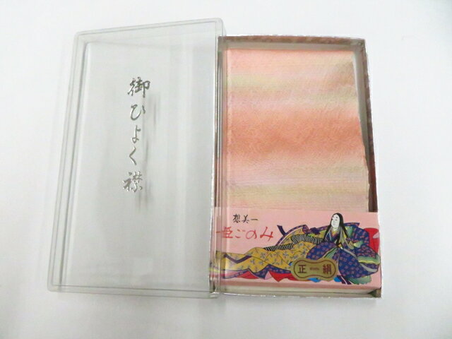 【サイズ・素材・お色】 サイズ：ー 地色：ピンク (1枚目の画像が近いお色かと思われます) 素材：- 【商品状態】 汚れ:なし。 ランク:N その他: 【ランク説明】 N:新品・未使用品 S:未使用品に近い A:目立った傷や汚れはなく大変良い状態 B:多少の汚れありますが、着用可能 C:傷や汚れが見える部分にありますが、着用は可能 D:状態が悪くリメイク品やジャンク品としてお使いください。 【お読みください】 ※中古品だという点を御理解の上、ご入札ください ※商品画像は、パソコンの機種・モニターなどにより現品と色の違いが出る場合があります。 ※詳細は商品画像にてご確認ください。 ※日本国内から発送いたしております。 ※発送後は追跡番号をお知らせいたします。 ※スタッフによる手作業での検品採寸済み。 撮影：小山　検品：藤好　画像：高坪　入力：森脇 【検索キーワード】 中古 リサイクル着物 着物 kimono KIMONO 着付け教室 お茶会 初心者着物 正絹 木綿 絽 単衣 袷 カジュアル フォーマル 七五三 お宮参り 結婚式 お食事会 ショッピング お出かけ 破格 お値打ち 和服 帯 和装小物 20代 30代 40代 50代 60代 70代【仕立て上がり 和服 アウトレット リサイクル着物 通販 アイディーネット きもの】和装小物 重ね衿 未使用品 比翼衿 箱入 美品 26w07-10616