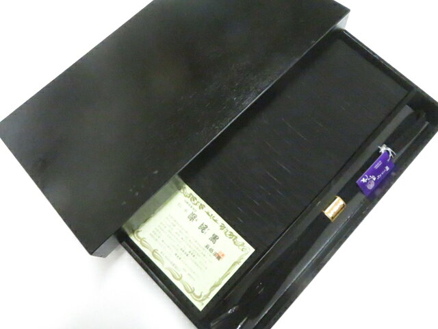 【サイズ・素材・お色】 帯締め 長さ：M サイズ ◆帯締め Mサイズ・・約145cm以上◆ ◆帯締め Lサイズ・・約180cm以上◆ ◆帯揚げ ・・生地幅 約28cm以上◆ 地色：黒 (1枚目の画像が近いお色かと思われます) 素材：正絹 【商品状態】 汚れ:なし ランク:N その他: 【ランク説明】 N:新品・未使用品 S:未使用品に近い A:目立った傷や汚れはなく大変良い状態 B:多少の汚れありますが、着用可能 C:傷や汚れが見える部分にありますが、着用は可能 D:状態が悪くリメイク品やジャンク品としてお使いください。 【お読みください】 ※中古品だという点を御理解の上、ご入札ください ※商品画像は、パソコンの機種・モニターなどにより現品と色の違いが出る場合があります。 ※詳細は商品画像にてご確認ください。 ※日本国内から発送いたしております。 ※発送後は追跡番号をお知らせいたします。 ※スタッフによる手作業での検品採寸済み。 撮影：小山　検品：藤好　画像：高坪　入力：森脇 【検索キーワード】 中古 リサイクル着物 着物 kimono KIMONO 着付け教室 お茶会 初心者着物 正絹 木綿 絽 単衣 袷 カジュアル フォーマル 七五三 お宮参り 結婚式 お食事会 ショッピング お出かけ 破格 お値打ち 和服 帯 和装小物 20代 30代 40代 50代 60代 70代【仕立て上がり 和服 アウトレット リサイクル着物 通販 アイディーネット きもの】和装小物 帯締め 帯揚げ セット 喪服用 未使用品 夏物 夏 深泥黒 木箱入 帯締 帯揚美品 26w07-10645