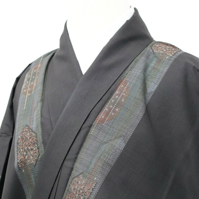 【サイズ・素材・お色】 身丈：約162cm (肩から) 裄丈：約64cm 袖丈：約47cm 後幅：約30.5cm 前幅：約26.5cm 地色：黒 (1枚目の画像が近いお色かと思われます) 素材：正絹・ 【商品状態】 汚れ:衿折山、袖口、衿裏、胴裏シミ汚れ、八掛薄汚れがございますが、着用可能です。 ランク:B その他: 【ランク説明】 N:新品・未使用品 S:未使用品に近い A:目立った傷や汚れはなく大変良い状態 B:多少の汚れありますが、着用可能 C:傷や汚れが見える部分にありますが、着用は可能 D:状態が悪くリメイク品やジャンク品としてお使いください。 【お読みください】 ※中古品だという点を御理解の上、ご入札ください ※商品画像は、パソコンの機種・モニターなどにより現品と色の違いが出る場合があります。 ※詳細は商品画像にてご確認ください。 ※日本国内から発送いたしております。 ※発送後は追跡番号をお知らせいたします。 ※スタッフによる手作業での検品採寸済み。 撮影：藤好　検品：藤好　画像：森脇　入力：小山 【検索キーワード】 中古 リサイクル着物 着物 kimono KIMONO 着付け教室 お茶会 初心者着物 正絹 木綿 絽 単衣 袷 カジュアル フォーマル 七五三 お宮参り 結婚式 お食事会 ショッピング お出かけ 破格 お値打ち 和服 帯 和装小物 20代 30代 40代 50代 60代 70代 着物の身丈サイズ別で探す 身長から身丈±5cmが着用可能目安です 着物の色で探す カテゴリで探す【仕立て上がり 和服 アウトレット リサイクル着物 通販 アイディーネット きもの】大島紬 7マルキ 着物 正絹 身丈約162cm 裄丈約64cm 26z08-4100