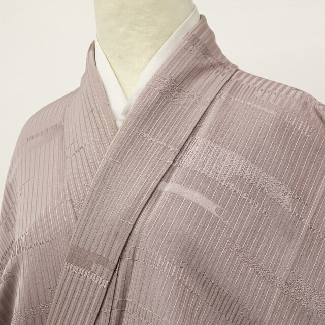 【サイズ・素材・お色】 身丈：約153.5cm (肩から) 裄丈：約62cm 袖丈：約48cm 後幅：約28cm 前幅：約23cm 地色：薄灰紫 (1枚目の画像が近いお色かと思われます) 素材：正絹・ 【商品状態】 汚れ:身頃や袖、衿、胴裏八掛など全体所々シミ、薄ヤケがございますが、着用可能です。 ランク:C その他: 【ランク説明】 N:新品・未使用品 S:未使用品に近い A:目立った傷や汚れはなく大変良い状態 B:多少の汚れありますが、着用可能 C:傷や汚れが見える部分にありますが、着用は可能 D:状態が悪くリメイク品やジャンク品としてお使いください。 【お読みください】 ※中古品だという点を御理解の上、ご入札ください ※商品画像は、パソコンの機種・モニターなどにより現品と色の違いが出る場合があります。 ※詳細は商品画像にてご確認ください。 ※日本国内から発送いたしております。 ※発送後は追跡番号をお知らせいたします。 ※スタッフによる手作業での検品採寸済み。 撮影：北川検品：北川　画像：松田　入力：北川 【検索キーワード】 中古 リサイクル着物 着物 kimono KIMONO 着付け教室 お茶会 初心者着物 正絹 木綿 絽 単衣 袷 カジュアル フォーマル 七五三 お宮参り 結婚式 お食事会 ショッピング お出かけ 破格 お値打ち 和服 帯 和装小物 20代 30代 40代 50代 60代 70代 着物の身丈サイズ別で探す 身長から身丈±5cmが着用可能目安です 着物の色で探す カテゴリで探す【仕立て上がり 和服 アウトレット リサイクル着物 通販 アイディーネット きもの】色無地 一つ紋 着物 正絹 身丈約153.5cm 裄丈約62cm 26z09-4434
